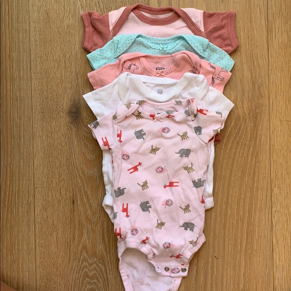 Short sleeve baby onesies